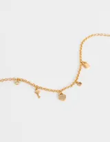 Collar corto dorado con cadena de eslabones y dijes colgantes: candado, llave, dije circular con strass y dije circular rosa.