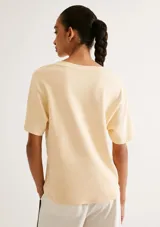 Blusa color negro de manga corta con cuello en V y corte oversized.