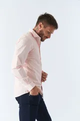 Camisa estampada para hombre, corte slim, manga larga, logo bordado y cartera con botones.