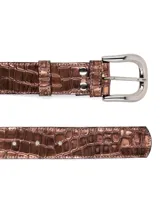 Cinturón de cuero sintético con estampado de piel de cocodrilo en tonos beige y marrón. Hebilla metálica plateada.
