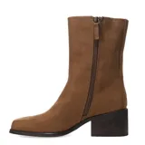 Botas cortas de mujer color marrón claro, estilo cowboy, con caña media, punta cuadrada y taco ancho de madera oscura.