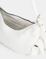 Bandolera blanca con asa de hombro regulable, cierre superior, doble bolsillo frontal con cierre y bolsillos laterales con solapa y broche con botón.