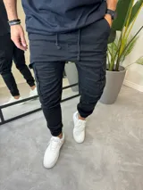 Pantalón jogger cargo negro de gabardina con puño en el tobillo.