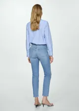 Pantalón de jean celeste de corte skinny, tiro medio y largo cropped. Confeccionado en tejido elástico de algodón.