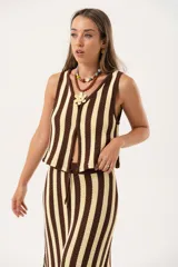 Chaleco tejido a rayas verticales color chocolate y amarillo, con escote en V y cierre con ganchitos.