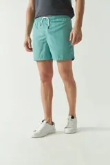 Short de baño liso color celeste, con cintura elástica ajustable con cordón, dos bolsillos laterales y uno trasero.