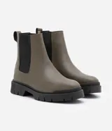 Bota Chelsea color verde oliva, confeccionada en cuero sintético, con laterales elásticos negros y suela track negra.