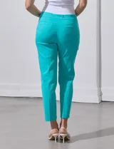 Pantalón recto color lila en gabardina elastizada, marca Zac & Rachel. Pretina ancha con faja interna modeladora. Delantera con bolsillos simulados. Trasera con bolsillos ojal.