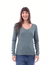 Remera de manga larga color gris con escote en V y corte ajustado.
