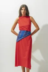 Vestido midi sin mangas color rojo, de corte recto y cuello redondo.