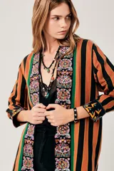 Saco largo con estampado de flores y rayas verticales en tonos naranja, verde y negro.