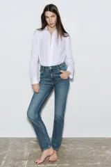 Pantalón de jean negro de tiro alto, corte skinny y cinco bolsillos.