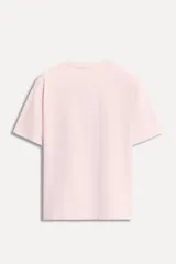 Camiseta negra de algodón con cuello redondo y manga corta. Tiene un bolsillo de parche en el pecho con el logo del 50 aniversario.