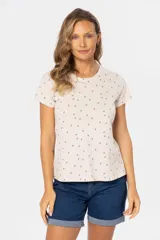 Remera de manga corta color gris claro con estampado de pequeñas figuras geométricas en azul.