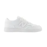 Championes urbanos New Balance modelo BBW80, color blanco, confeccionados en cuero, con logo "N" característico en los laterales y suela de goma.