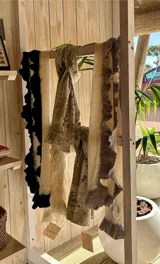 Chalina extra larga de red texturada 100% algodón, color natural con borde de fieltro nuno con lana merino extrafina.