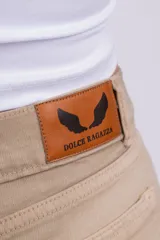 Pantalón cargo color beige, de corte recto y tiro alto. Presenta bolsillos laterales tipo cargo con solapa y bolsillos delanteros y traseros.