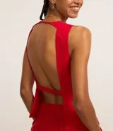 Chaleco de vestir color blanco hueso, con escote en V, cierre frontal con botones y espalda abierta. Corte sastrero.