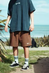 Bermuda marrón de pana con cintura elástica ajustable con cordón blanco.