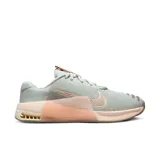 Championes Nike Metcon 9 de entrenamiento, color gris con detalles en rosa.