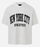 Remera de hombre con corte boxy, confeccionada en tejido mesh (malla) blanco, con cuello en V y estampa arqueada en negro que dice "NEW YORK CITY ATHLETICS".
