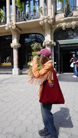 Campera de cuero color marrón claro, con flecos en la espalda y mangas.