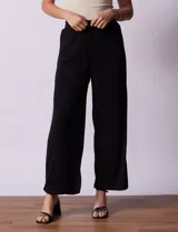 Pantalón plisado negro marca Liv Los Angeles, de corte palazzo y pretina ancha elastizada.