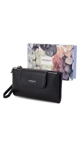 Billetera larga color camel, con textura símil cuero, cierre de broche en solapa frontal y correa de mano desmontable.