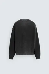 Sweater negro de algodón con cuello redondo, manga larga y terminaciones en rib.