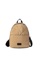 Mochila de tela color blanco con diseño capitoneado en la parte superior y textura tipo telar en la parte inferior. Tiene correas negras ajustables, asa superior y bolsillo frontal amplio. Incluye compartimento interno para iPad.