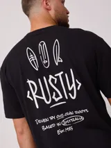 Remera negra de hombre con estampado blanco en el frente y la espalda con el logo de Rusty y tablas de surf.