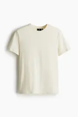 Remera de punto liviano color crema, con cuello redondo ribeteado y bajo recto. Corte estándar. Confeccionada con tejido funcional COOLMAX®, una fibra exclusiva de poliéster de secado rápido que elimina la humedad y regula la temperatura corporal.