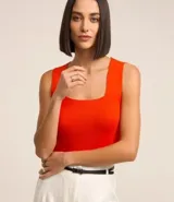 Blusa cropped naranja de punto con escote cuadrado y bretel ancho.