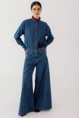 Pantalón de jean azul oscuro de corte wide leg.