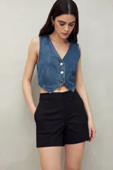 Short negro de algodón, de tiro medio, con bolsillos delanteros y traseros.