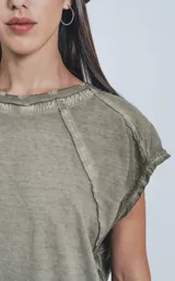 Remera manga corta color verde oliva, con cuello redondo y corte oversize.