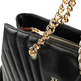 Cartera grande negra de cuero sintético con diseño acolchado en formato rectangular. Tiene acceso con cierre, correa regulable, herrajes dorados y doble compartimento interno con bolsillos. Se puede usar como bandolera.