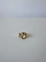 Anillo ajustable de acero quirúrgico hipoalergénico, color dorado, con diseño orgánico y calado.