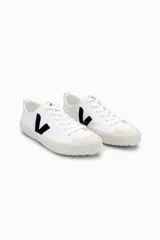Zapatillas Veja modelo Nova, de caña baja, color blanco con logo lateral en negro y suela color crema. Fabricadas en lona de algodón orgánico.