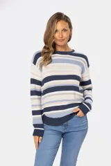 Buzo tejido de algodón a rayas horizontales en tonos azul marino, celeste, beige y blanco.