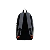 Mochila negra con seguras correas frontal y cierre principal en color negro, ideal para uso diario.