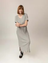 Vestido midi negro de punto acanalado, con escote en V y mangas cortas con dobladillo.