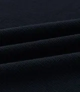 Remera de hombre, corte regular, color beige claro con cuello redondo y ribetes en contraste en el cuello y los puños de las mangas cortas.