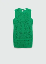 Vestido corto de crochet color verde esmeralda, con cuello redondo, sin mangas y diseño recto.