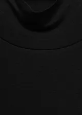 Camiseta negra de cuello alto y manga larga, corte ajustado.