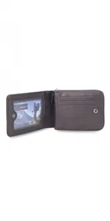 Billetera marrón oscuro de símil cuero con cierre alrededor, diseñada para organizar billetes y tarjetas. Su parte frontal cuenta con un broche y espacio adicional para tarjetas y documentos.