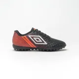 Championes de fútbol Umbro ILLUSION F5, color negro con detalles en naranja y logo de la marca en blanco.