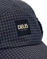 Gorro de cinco paneles Deus Ex Machina con estampado a cuadros en tonos grises y negros, orejeras de piel sintética y logo de la marca en el panel frontal.