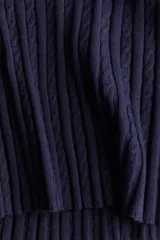 Minifalda azul marino de punto trenzado con elástico en la cintura y corte acampanado.
