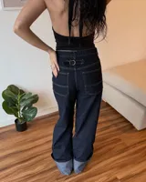 Pantalón de jean azul oscuro, de corte ancho y tiro alto.